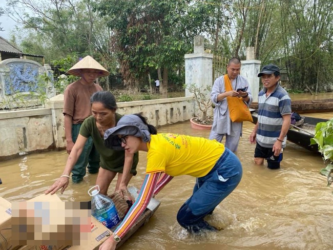 Trang Trần quyết xử mạnh tay kẻ ăn chặn 2 tấn cá hộp cứu trợ người dân miền Trung lên đến 230 triệu đồng - Ảnh 4.