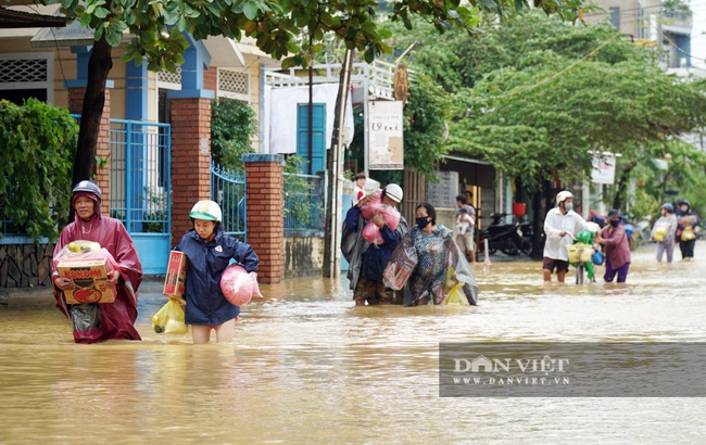 Người Huế tiếp tục lội bì bõm, bơi thuyền trong phố vì mưa ngập nặng nề - Ảnh 1.