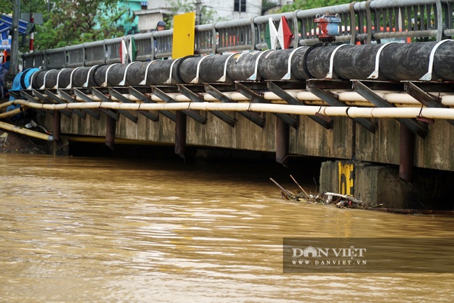 Người Huế tiếp tục lội bì bõm, bơi thuyền trong phố vì mưa ngập nặng nề - Ảnh 12.