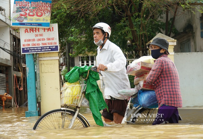 Người Huế tiếp tục lội bì bõm, bơi thuyền trong phố vì mưa ngập nặng nề - Ảnh 2.