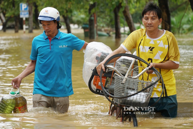 Người Huế tiếp tục lội bì bõm, bơi thuyền trong phố vì mưa ngập nặng nề - Ảnh 5.