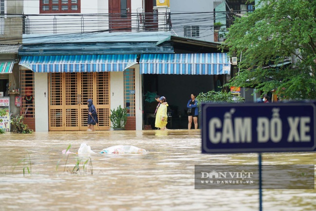 Người Huế tiếp tục lội bì bõm, bơi thuyền trong phố vì mưa ngập nặng nề - Ảnh 7.