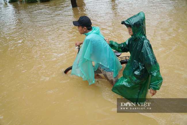 Người Huế tiếp tục lội bì bõm, bơi thuyền trong phố vì mưa ngập nặng nề - Ảnh 9.