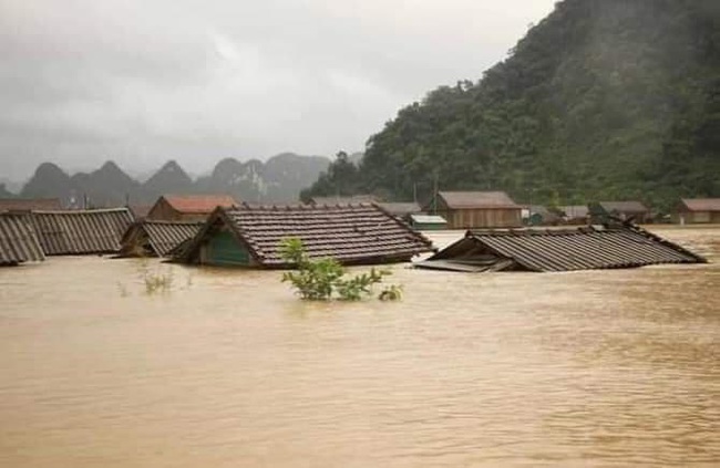 Bộ trưởng Nguyễn Xuân Cường cảnh báo nguy cơ khi hồ đập miền Trung đã đầy nước - Ảnh 3.