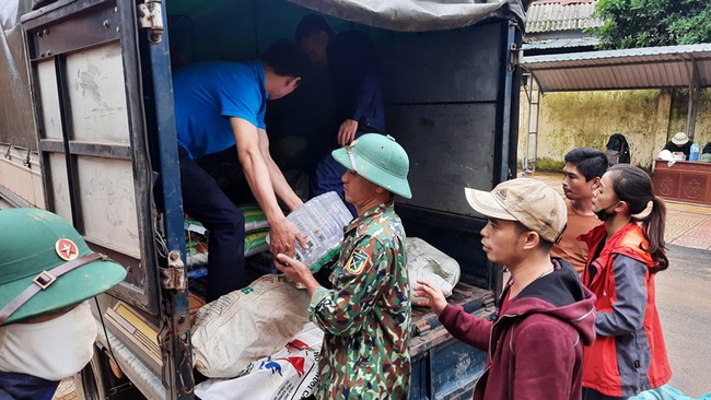 Người dân tiếp viện cứu hộ sạt lở 22 chiến sĩ tử nạn: Ấm lòng người nằm xuống - Ảnh 2.