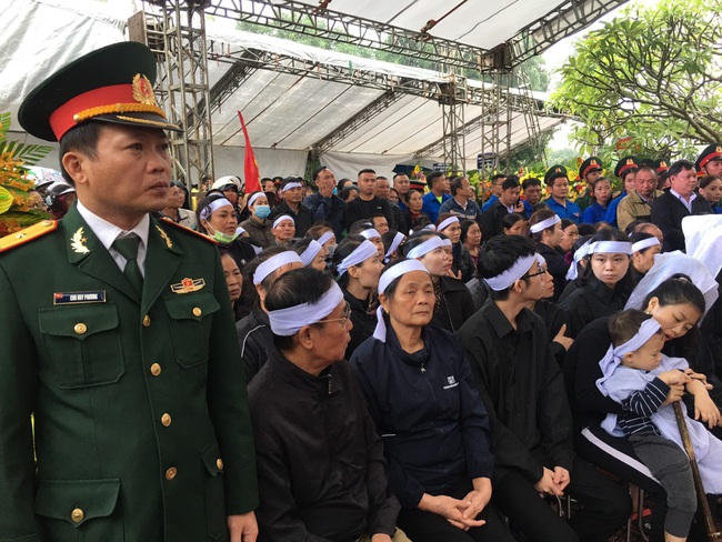 Nghệ An an táng 3 liệt sĩ hi sinh tại thủy điện Rào Trăng 3: Nghẹn ngào tiễn đưa các anh về với đất mẹ - Ảnh 3.