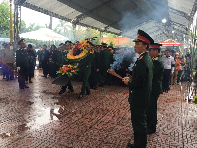 Nghệ An an táng 3 liệt sĩ hi sinh tại thủy điện Rào Trăng 3: Nghẹn ngào tiễn đưa các anh về với đất mẹ - Ảnh 7.