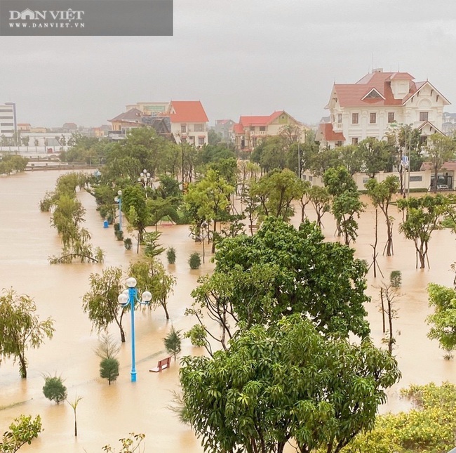 Quảng Bình: Hơn 100.000 nhà dân Quảng Bình đã ngập chìm trong lũ lịch sử - Ảnh 4.