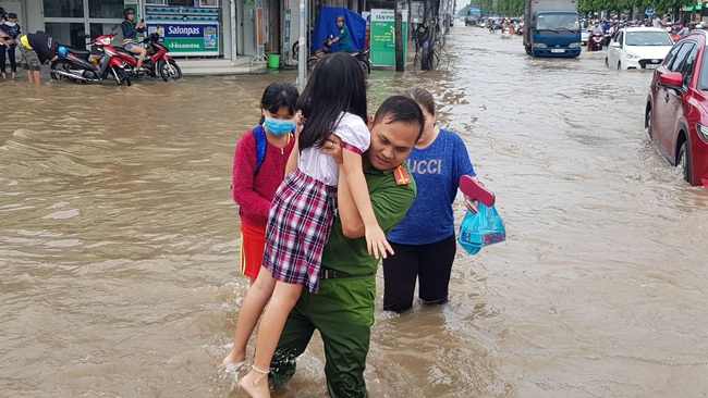 Cận cảnh đường phố Cần Thơ ngập nặng ngày đầu tuần - Ảnh 7.