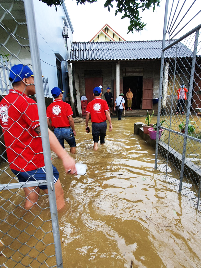 Mavin ủng hộ 4.000 kg xúc xích cho đồng bào miền Trung bão lụt - Ảnh 3.