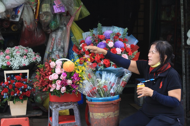 Hoa tươi rớt giá, ngóng khách ngày 20/10 vì phụ nữ từ chối nhận hoa, để tiền ủng hộ bà con vùng lũ - Ảnh 2.