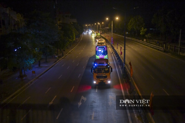 Cận cảnh đoàn tàu đầu tiên tuyến metro Nhổn-ga Hà Nội về tới thủ đô - Ảnh 1.