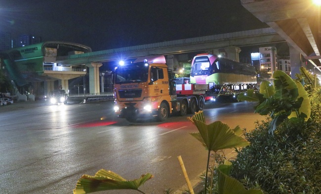 Cận cảnh đoàn tàu đầu tiên tuyến metro Nhổn-ga Hà Nội về tới thủ đô - Ảnh 8.