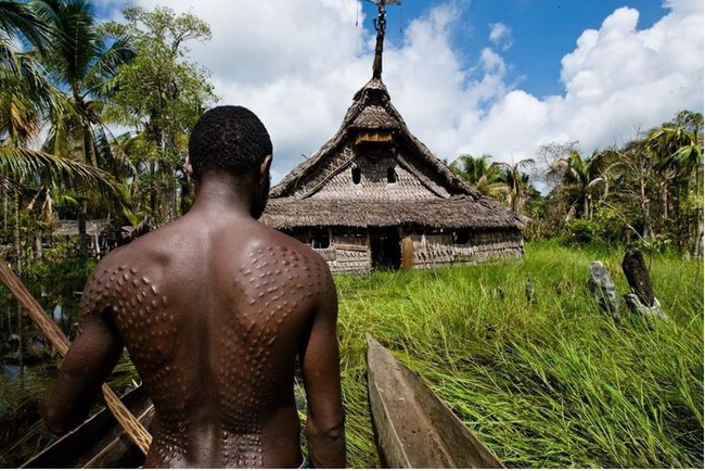 Bộ lạc bí hiểm và những tập tục kinh dị và ớn lạnh ở Papua New Guinea - Ảnh 1.