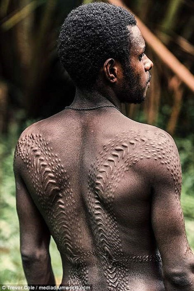 Bộ lạc bí hiểm và những tập tục kinh dị và ớn lạnh ở Papua New Guinea - Ảnh 2.