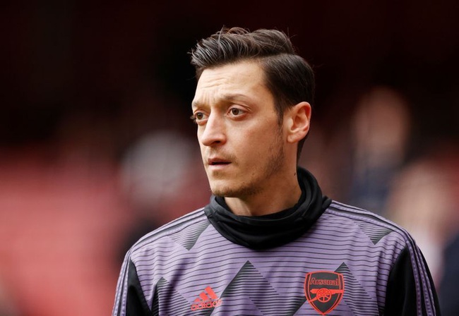 Ozil bị Arsenal loại khỏi Premier League và Europa League mùa này