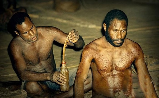 Bộ lạc bí hiểm và những tập tục kinh dị và ớn lạnh ở Papua New Guinea - Ảnh 4.