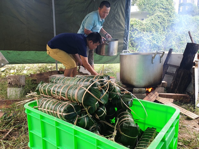 Đà Nẵng: Bếp bánh tét đỏ lửa giữa phố gửi về vùng lũ miền Trung - Ảnh 8.