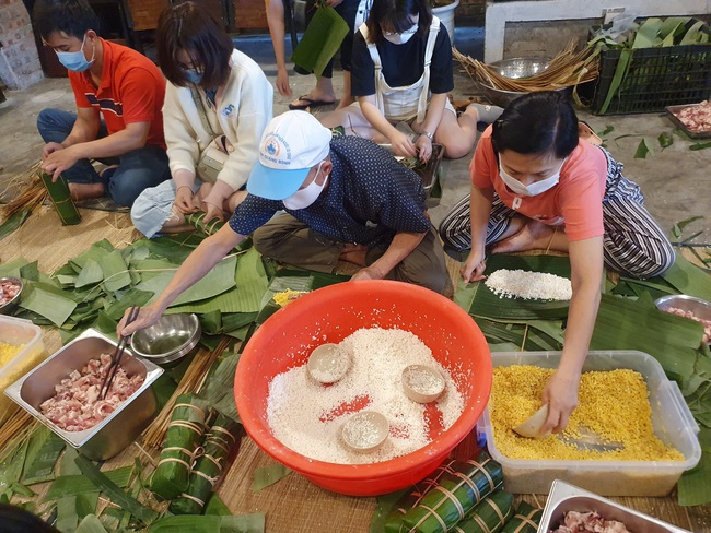 Đà Nẵng: Bếp bánh tét đỏ lửa giữa phố gửi về vùng lũ miền Trung - Ảnh 4.