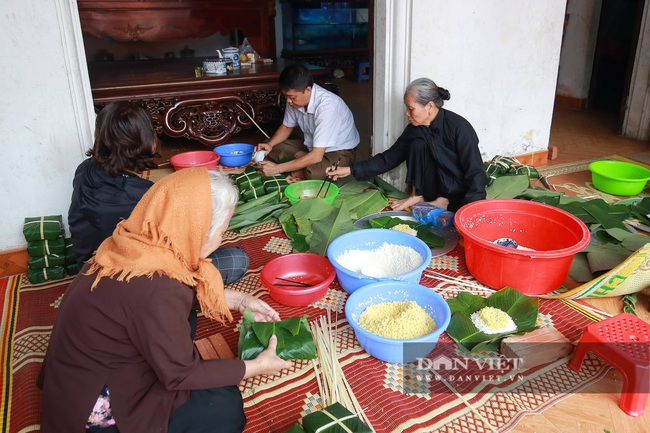 Người Hà Nội ngày đêm gói bánh chưng tặng đồng bào lũ lụt miền Trung - Ảnh 2.