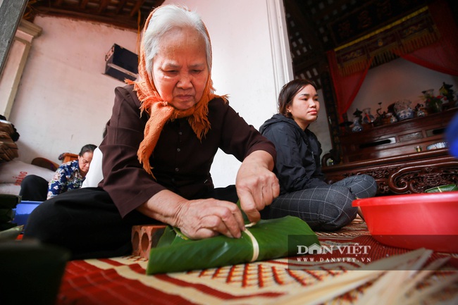 Người Hà Nội ngày đêm gói bánh chưng tặng đồng bào lũ lụt miền Trung - Ảnh 4.