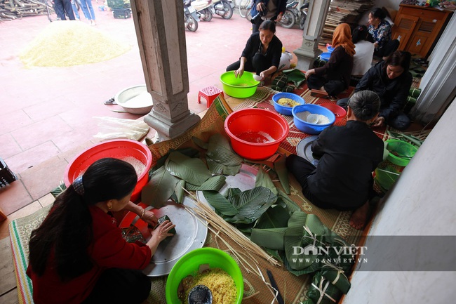 Người Hà Nội ngày đêm gói bánh chưng tặng đồng bào lũ lụt miền Trung - Ảnh 5.