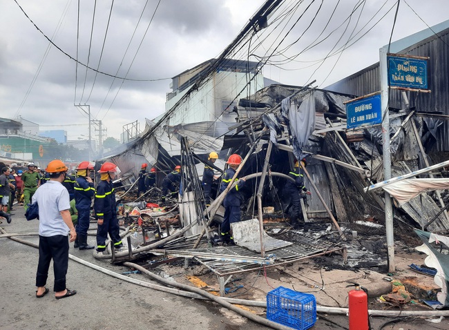 Cà Mau: Cháy chợ phường 8, hàng trăm người dân kéo đến xem - Ảnh 1.