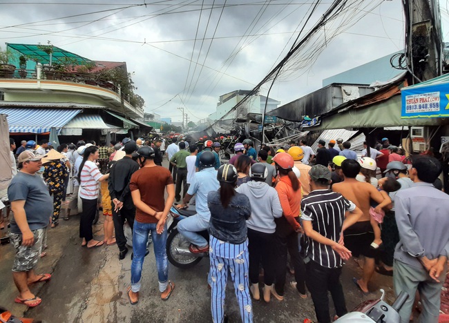 Cà Mau: Cháy chợ phường 8, hàng trăm người dân kéo đến xem - Ảnh 2.