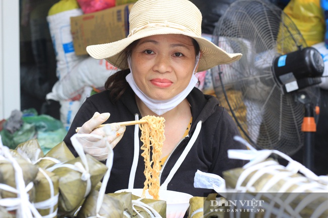 Người Sài Gòn trắng đêm, ăn đỡ mì tôm để kịp gói hàng nghìn bánh chưng, bánh tét gửi đồng bào miền Trung - Ảnh 14.