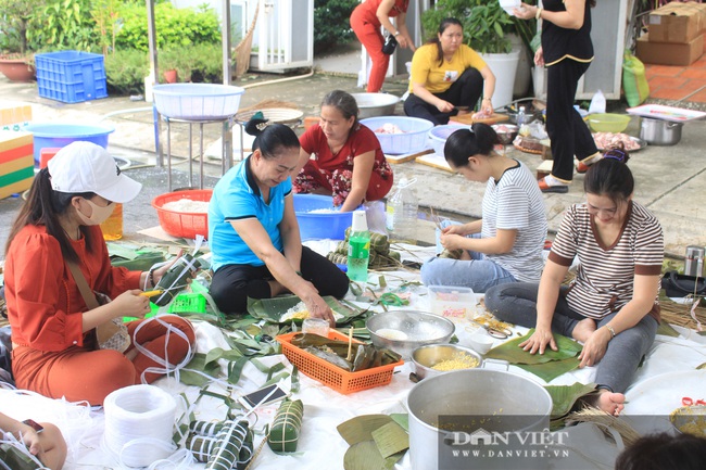 Người Sài Gòn trắng đêm, ăn đỡ mì tôm để kịp gói hàng nghìn bánh chưng, bánh tét gửi đồng bào miền Trung - Ảnh 3.