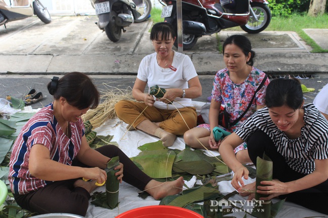 Người Sài Gòn trắng đêm, ăn đỡ mì tôm để kịp gói hàng nghìn bánh chưng, bánh tét gửi đồng bào miền Trung - Ảnh 5.