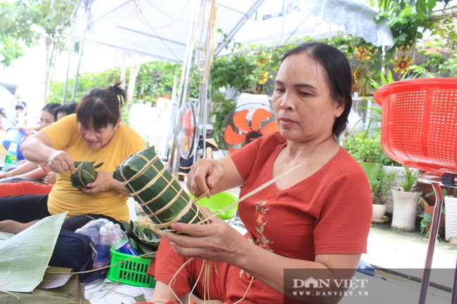 Người Sài Gòn trắng đêm, ăn đỡ mì tôm để kịp gói hàng nghìn bánh chưng, bánh tét gửi đồng bào miền Trung - Ảnh 4.