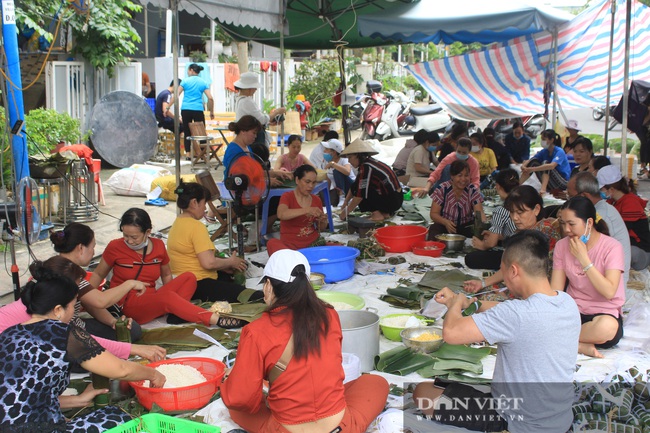 Người Sài Gòn trắng đêm, ăn đỡ mì tôm để kịp gói hàng nghìn bánh chưng, bánh tét gửi đồng bào miền Trung - Ảnh 1.