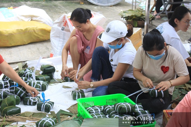 Người Sài Gòn trắng đêm, ăn đỡ mì tôm để kịp gói hàng nghìn bánh chưng, bánh tét gửi đồng bào miền Trung - Ảnh 11.