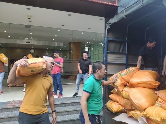 Báo NTNN/Điện tử Dân Việt tiếp tục cứu trợ 10 tấn gạo tới “rốn” lũ miền Trung - Ảnh 3.