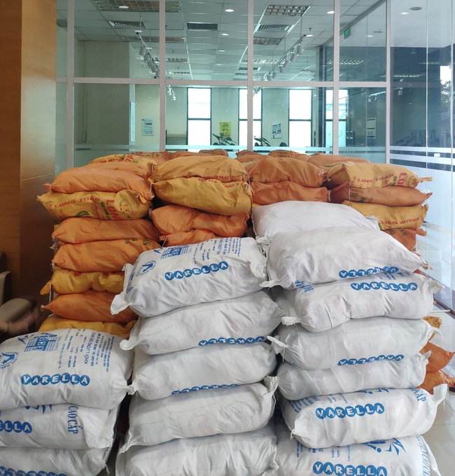 Báo NTNN/Điện tử Dân Việt tiếp tục cứu trợ 10 tấn gạo tới “rốn” lũ miền Trung - Ảnh 2.