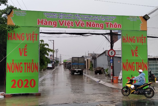 Cà Mau: Hàng ngoại xuất hiện tại phiên chợ đưa hàng Việt về nông thôn - Ảnh 1.