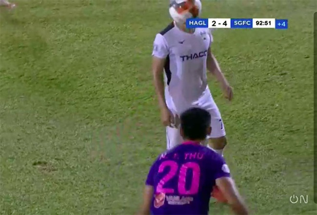 Clip: Cầu thủ Sài Gòn FC ném bóng vào mặt Hồng Duy của HAGL - Ảnh 1.