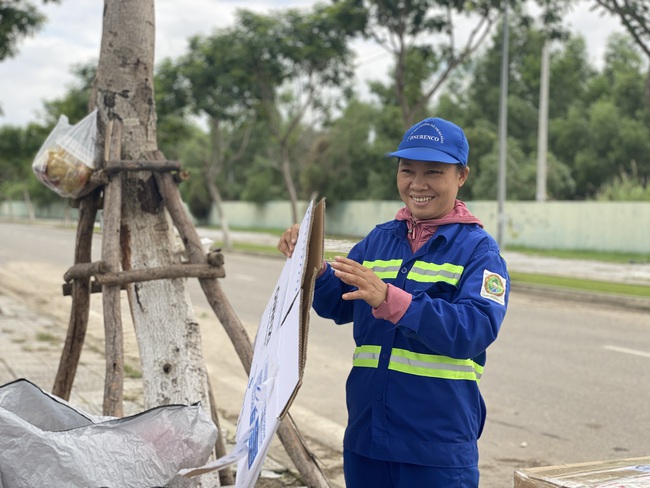 Nữ lao công bật khóc: &quot;Thương đồng bào vùng lũ vô cùng&quot; - Ảnh 7.