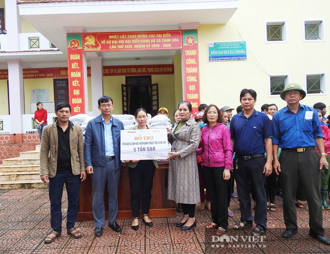 Báo NTNN/ Điện tử Dân Việt trao tận tay 10 tấn gạo cho bà con vùng “rốn” lũ Quảng Trạch (Quảng Bình) - Ảnh 2.