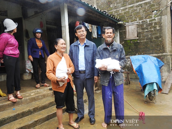 Báo NTNN/ Điện tử Dân Việt trao tận tay 10 tấn gạo cho bà con vùng “rốn” lũ Quảng Trạch (Quảng Bình) - Ảnh 6.