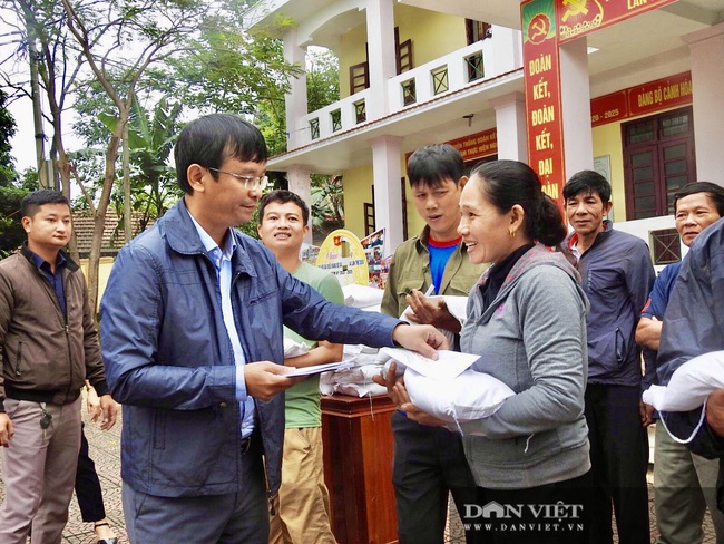 Báo NTNN/ Điện tử Dân Việt trao tận tay 10 tấn gạo cho bà con vùng “rốn” lũ Quảng Trạch (Quảng Bình) - Ảnh 1.