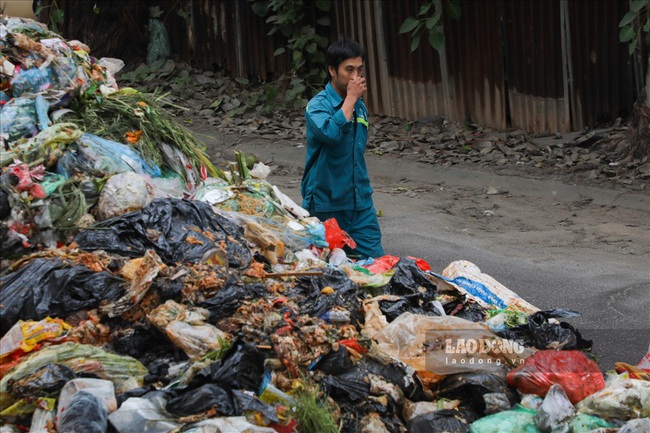 Hà Nội ùn ứ rác: Người dân ngã sõng soài vì một tay lái xe, một tay bịt mũi - Ảnh 11.