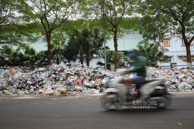 Hà Nội ùn ứ rác: Người dân ngã sõng soài vì một tay lái xe, một tay bịt mũi - Ảnh 12.