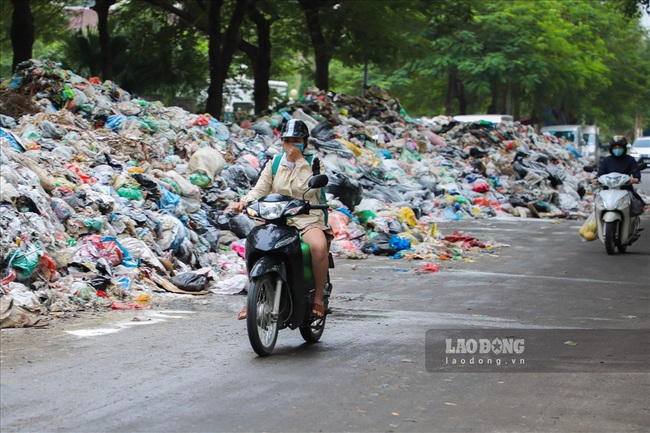 Hà Nội ùn ứ rác: Người dân ngã sõng soài vì một tay lái xe, một tay bịt mũi - Ảnh 6.