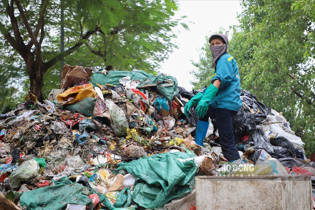 Hà Nội ùn ứ rác: Người dân ngã sõng soài vì một tay lái xe, một tay bịt mũi - Ảnh 9.