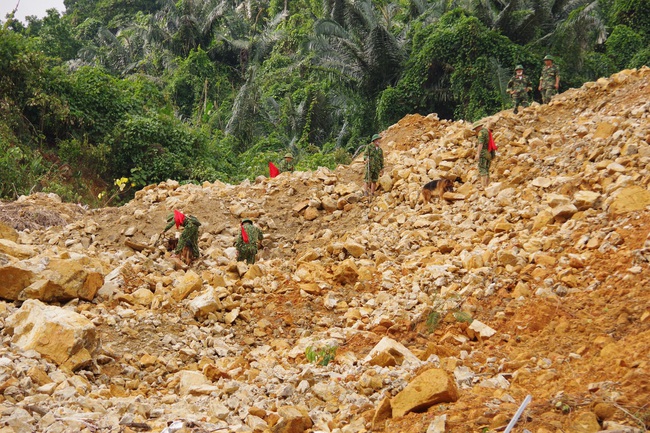 Chưa tìm thấy thêm nạn nhân mất tích tại Rào Trăng 3, lực lượng tìm kiếm phải rút trước khi bão đổ bộ  - Ảnh 1.