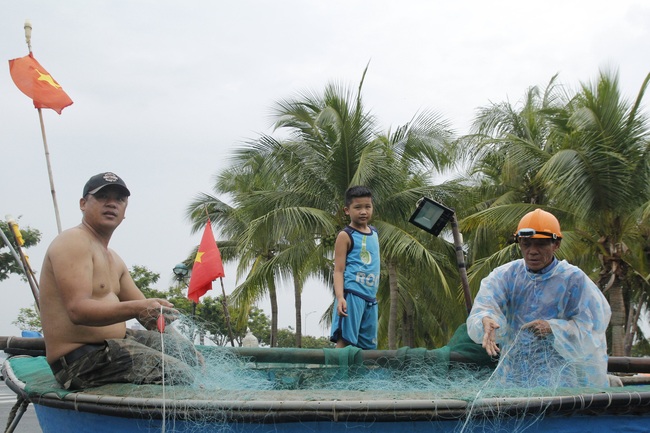 Đà Nẵng: Ngư dân chua xót &quot;chạy bão&quot; - Ảnh 3.