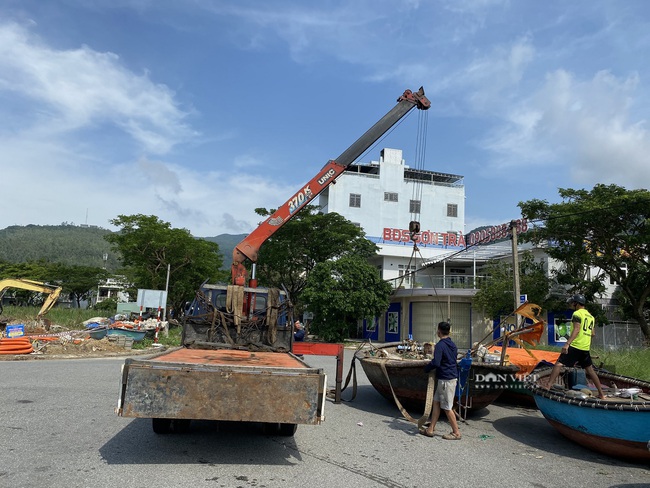 Trời nắng chang chang, ngư dân Đà Nẵng hối hả đưa tàu thuyền &quot;phi như bay&quot; trên phố - Ảnh 4.