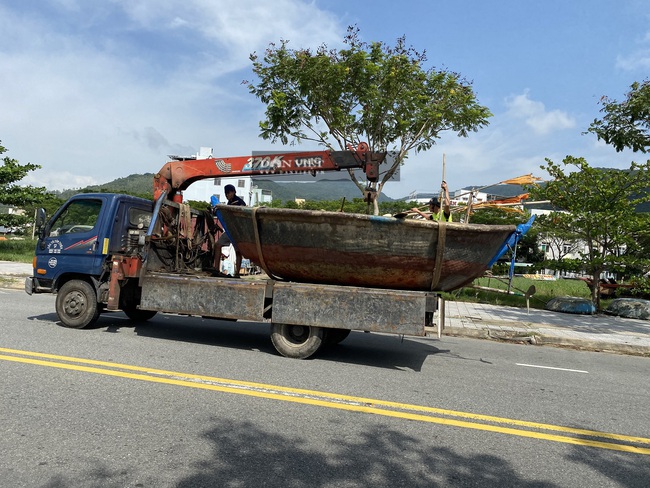 Trời nắng chang chang, ngư dân Đà Nẵng hối hả đưa tàu thuyền &quot;phi như bay&quot; trên phố - Ảnh 5.